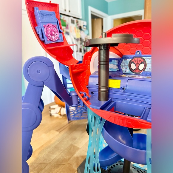 Marvel Spidey and His Amazing Friends Marvel Web-Quarters Playset with Lights - Picture 4 of 6